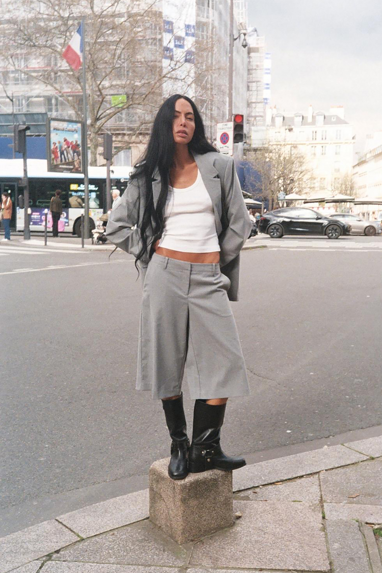 Mid waist long shorts light grey — shorts med fickor från NA-KD