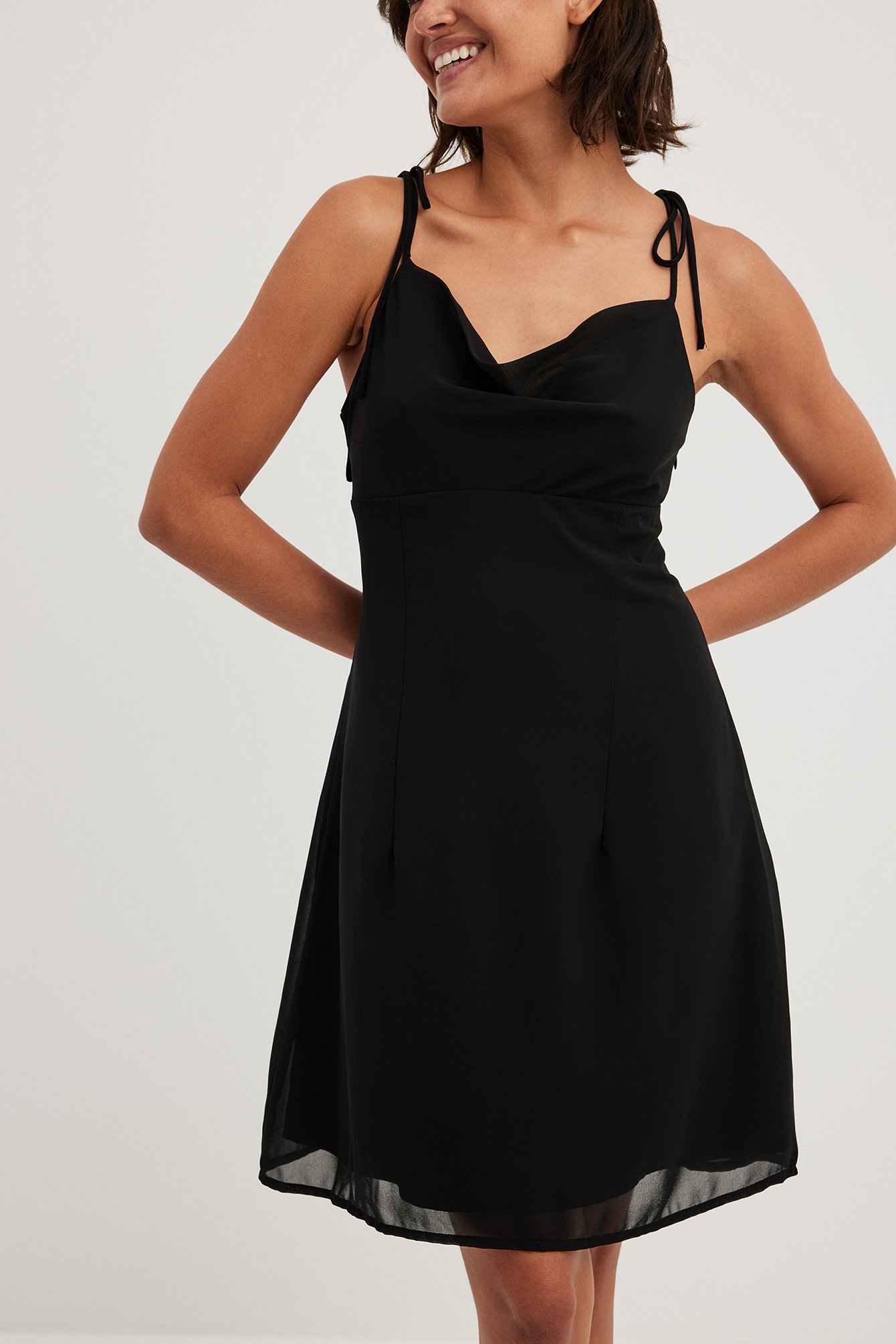 Sobriquette Herinnering Hulpeloosheid Doorzichtige mini-jurk met knoop op de schouder Zwart | NA-KD