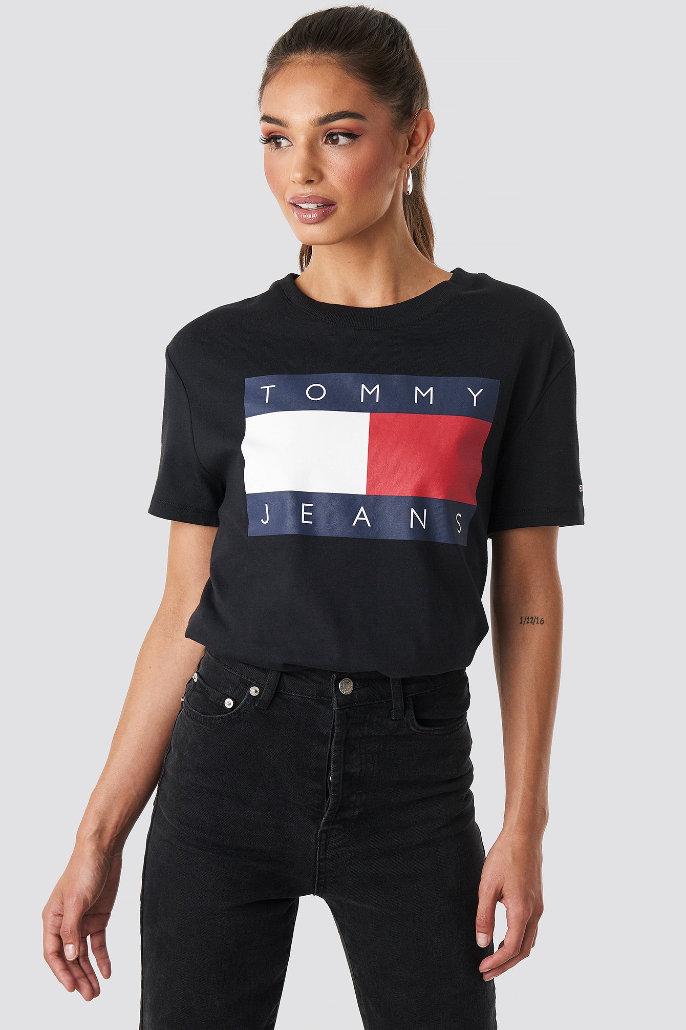 Tommy Flag Tee Black | na-kd.com