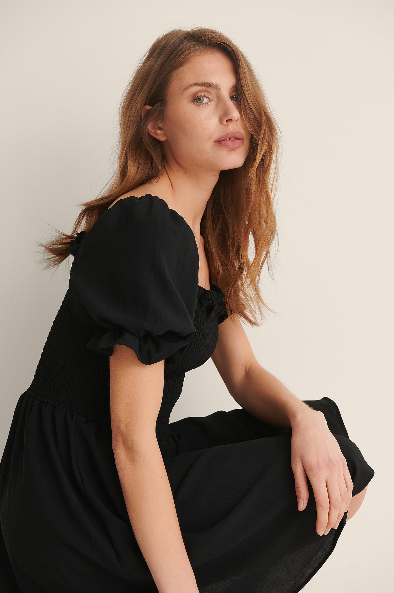 Alba Asymmetrisches Mini-Rüschenkleid in Schwarz