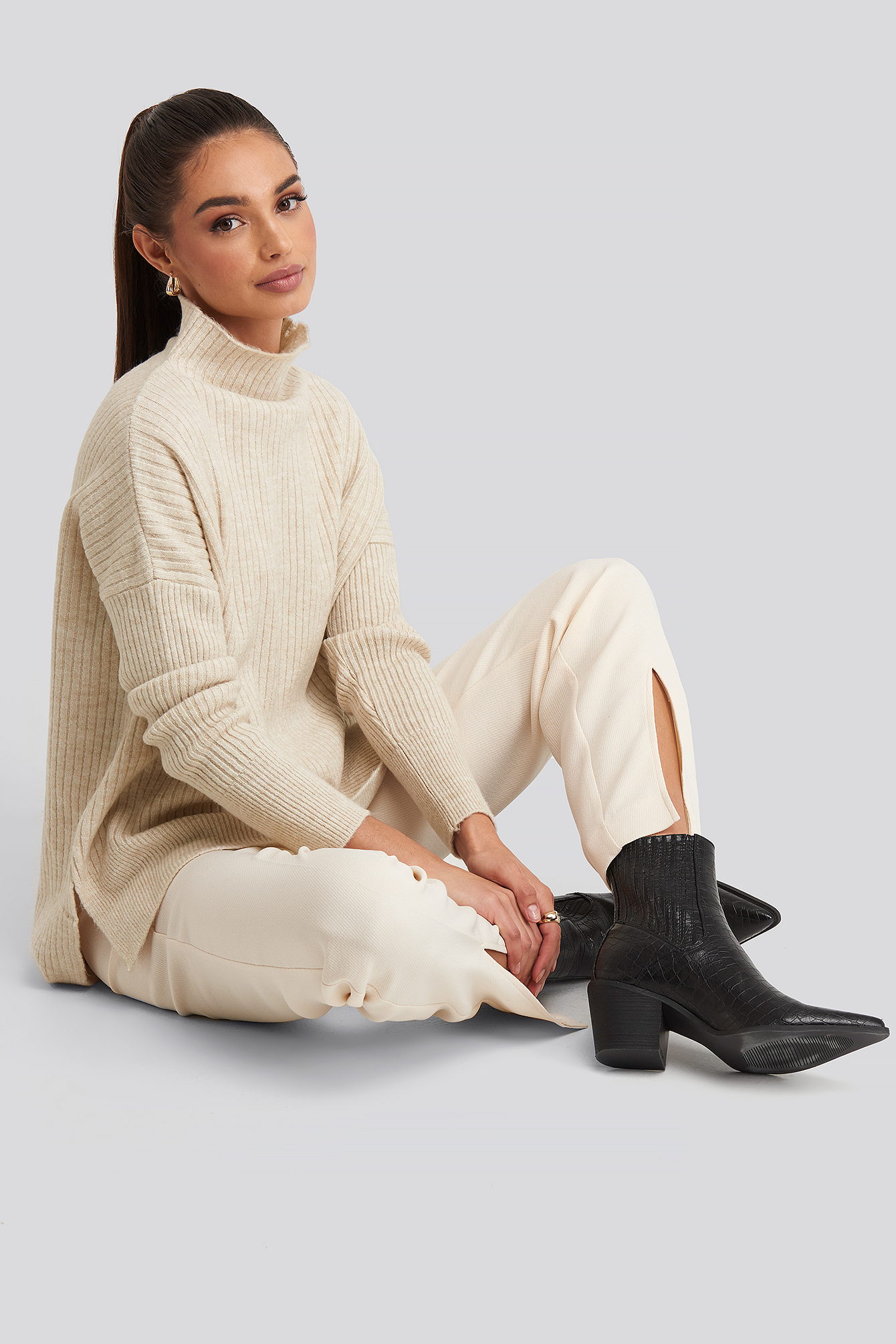 Vertical Neck Knitted Sweater Ecru
