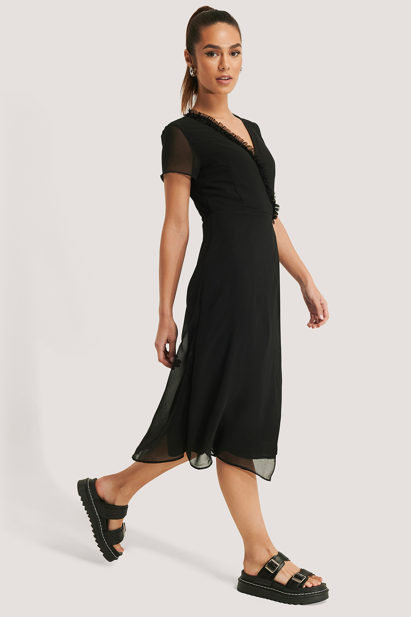 Wickelkleid Midi Kurzarm Schwarz | na-kd.com