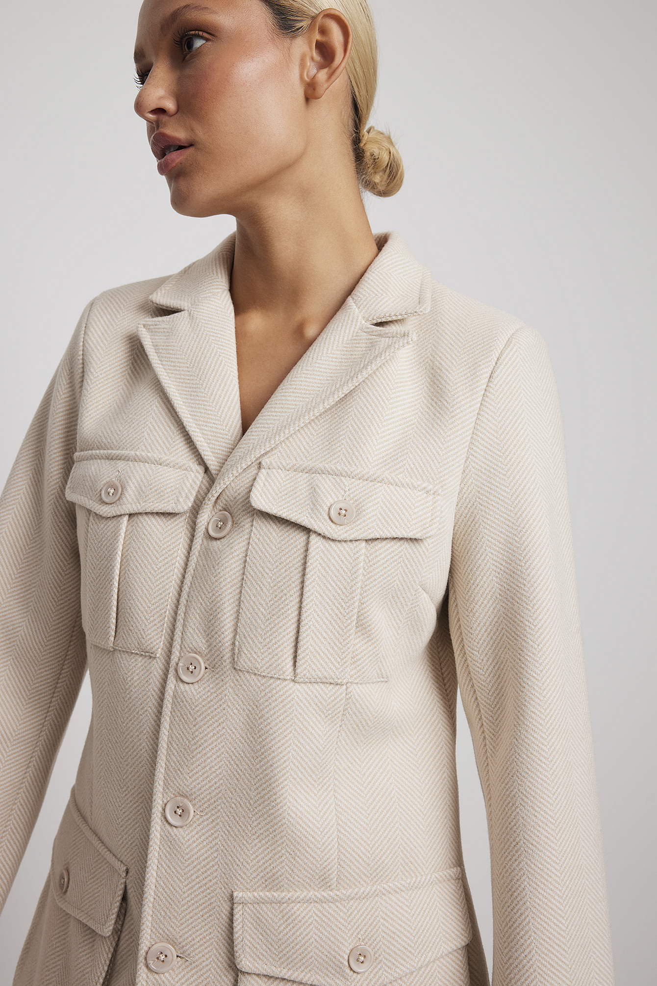 Damen Bekleidung Anzüge NA-KD Mimi A.R x Kastenförmiger Nadelstreifen Blazer mit großer Tasche 