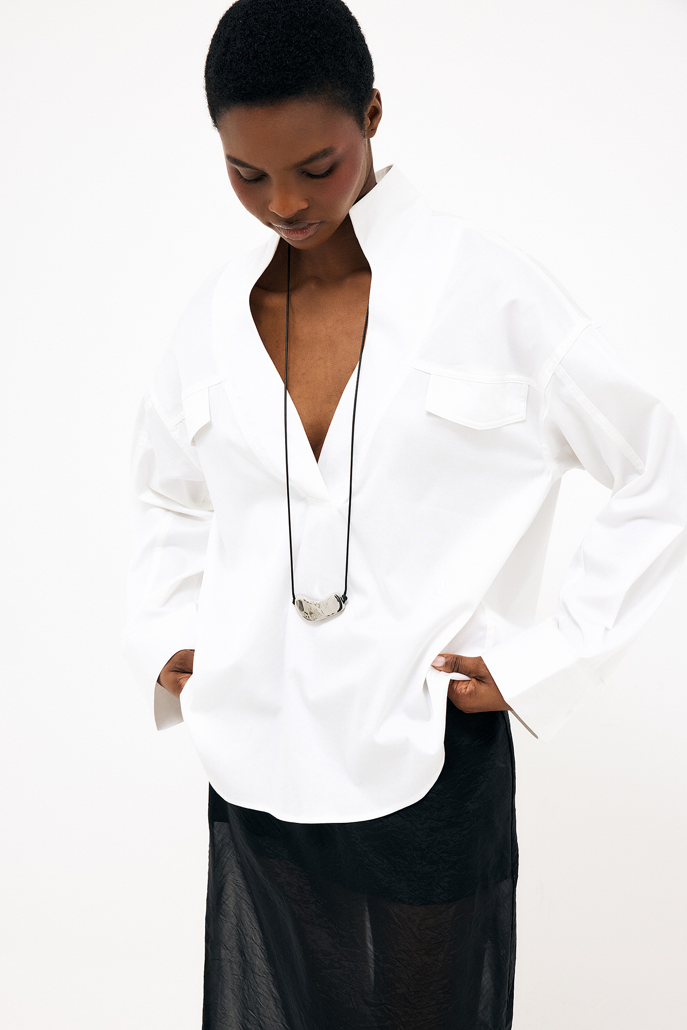Camisa con cuello en V y detalle de collar - Camisas - White - EU 34 - NA-KD / NAKD