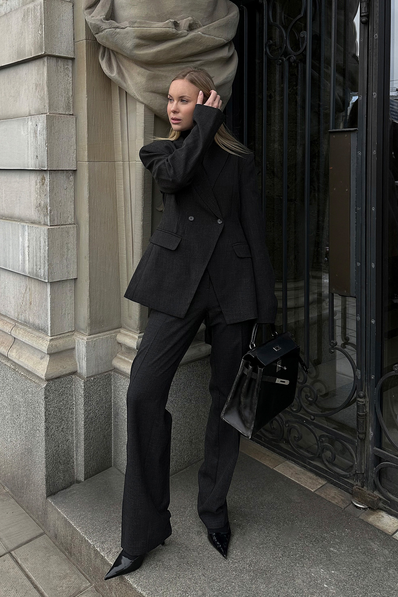 Wide leg mid waist pants dark grey — byxor med fickor från NA-KD