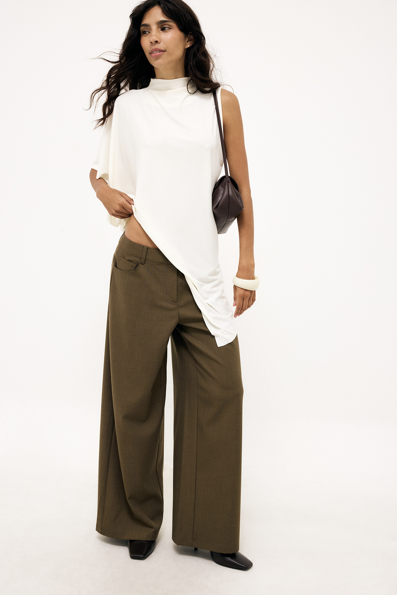 Wide mid waist pocket pants dark brown — byxor med fickor från NA-KD