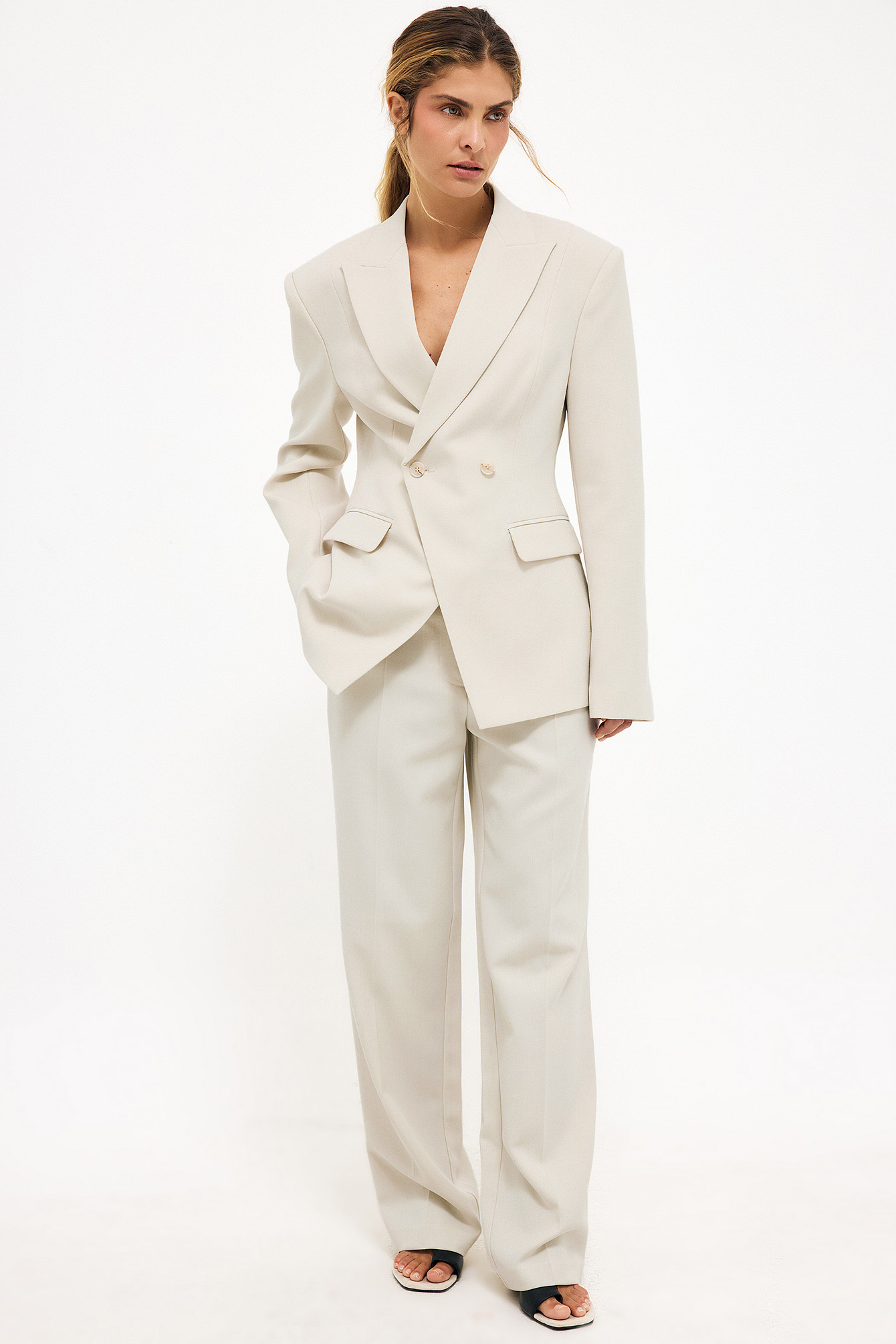 Wide leg mid waist pants offwhite — byxor med fickor från NA-KD