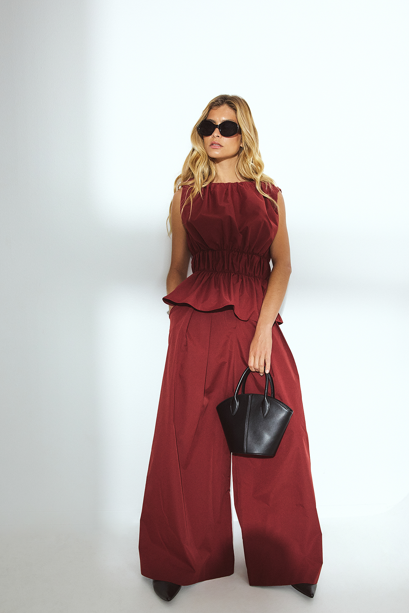 Wide leg suit pants burgundy — byxor med fickor från NA-KD