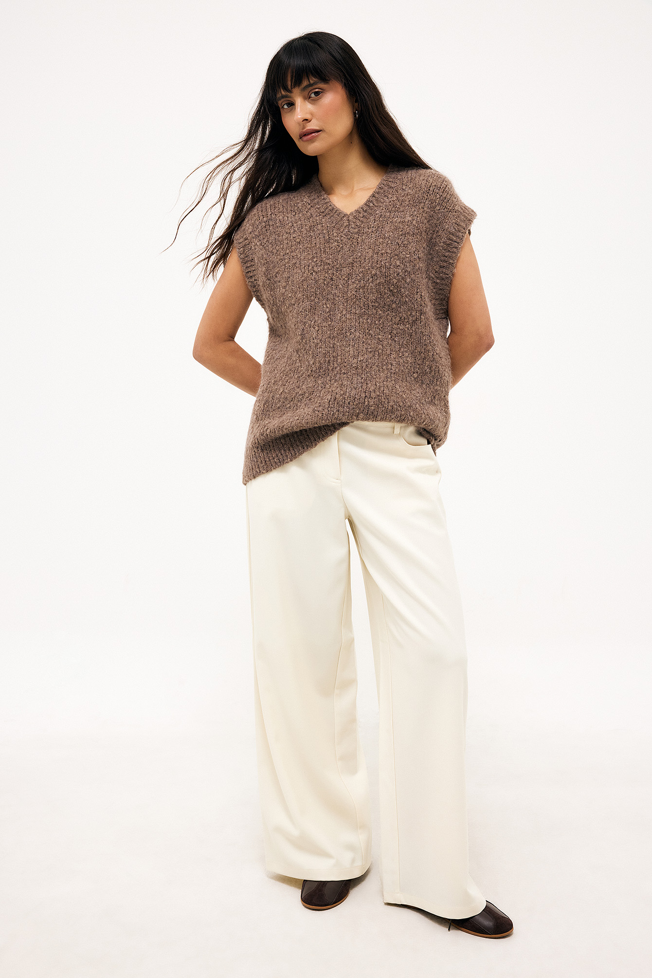 Wide mid waist pocket pants cream — byxor med fickor från NA-KD