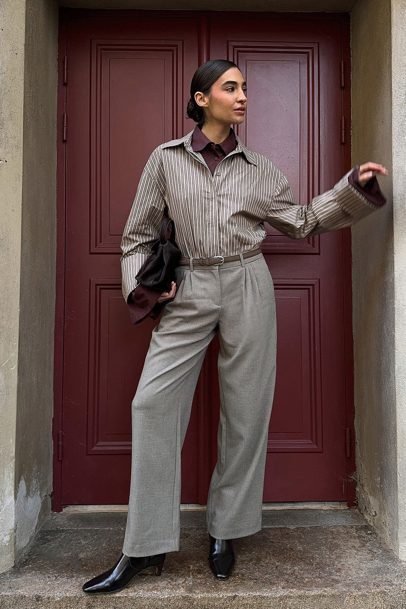Wide mid waist suit pants greige — byxor med fickor från NA-KD