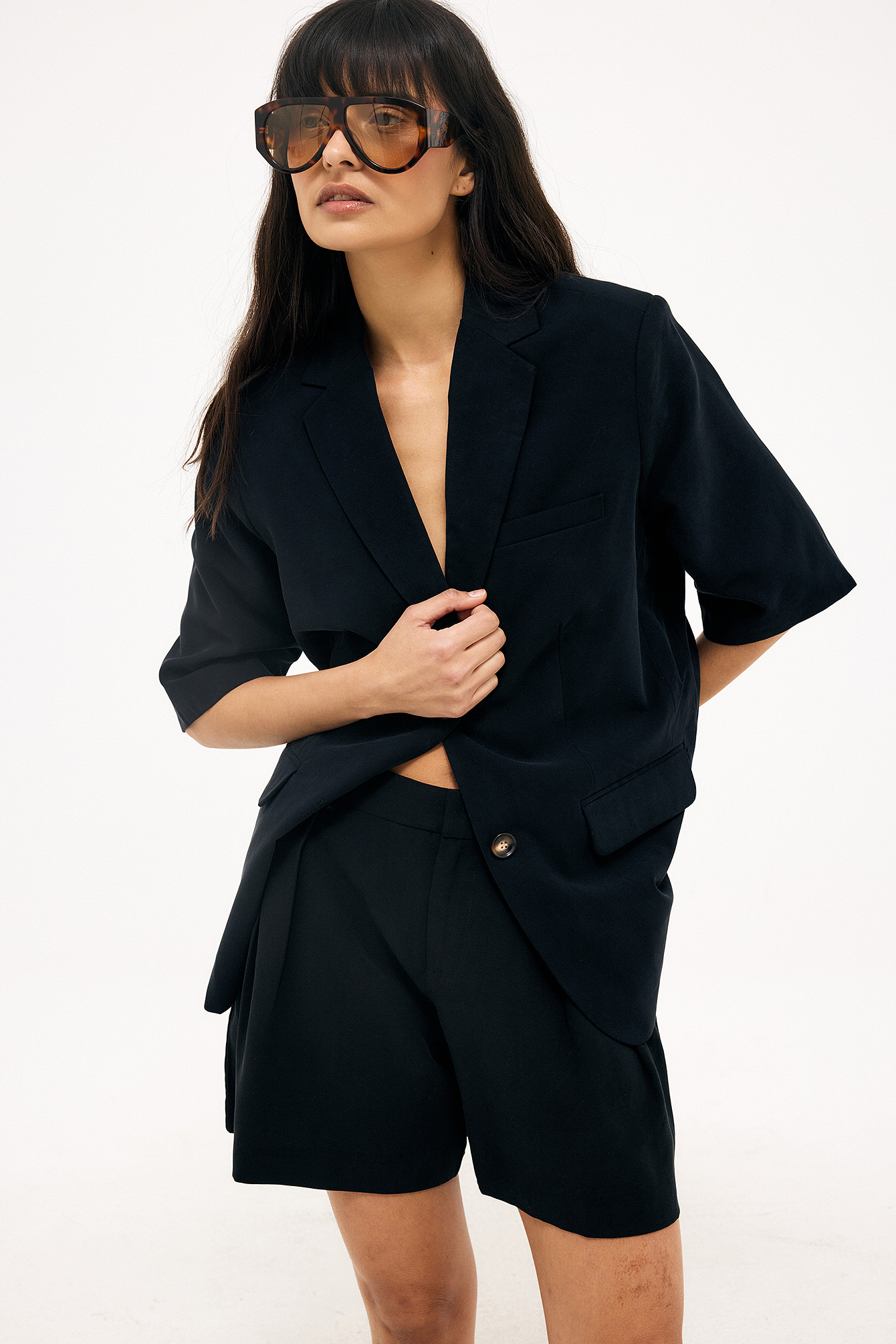 Wide mid waist shorts black — shorts med fickor från NA-KD