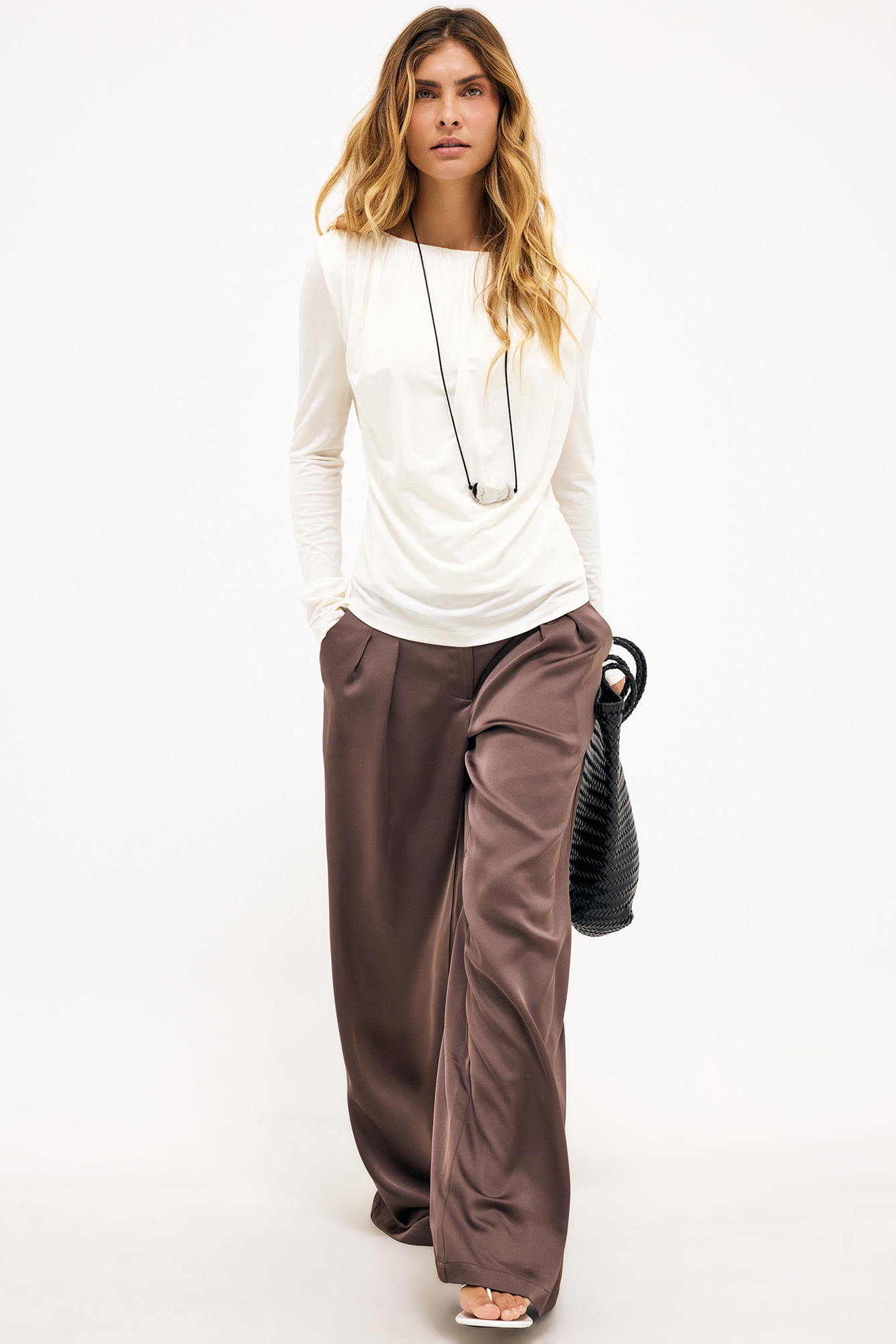 Wide pleated pants brown — byxor med fickor från NA-KD