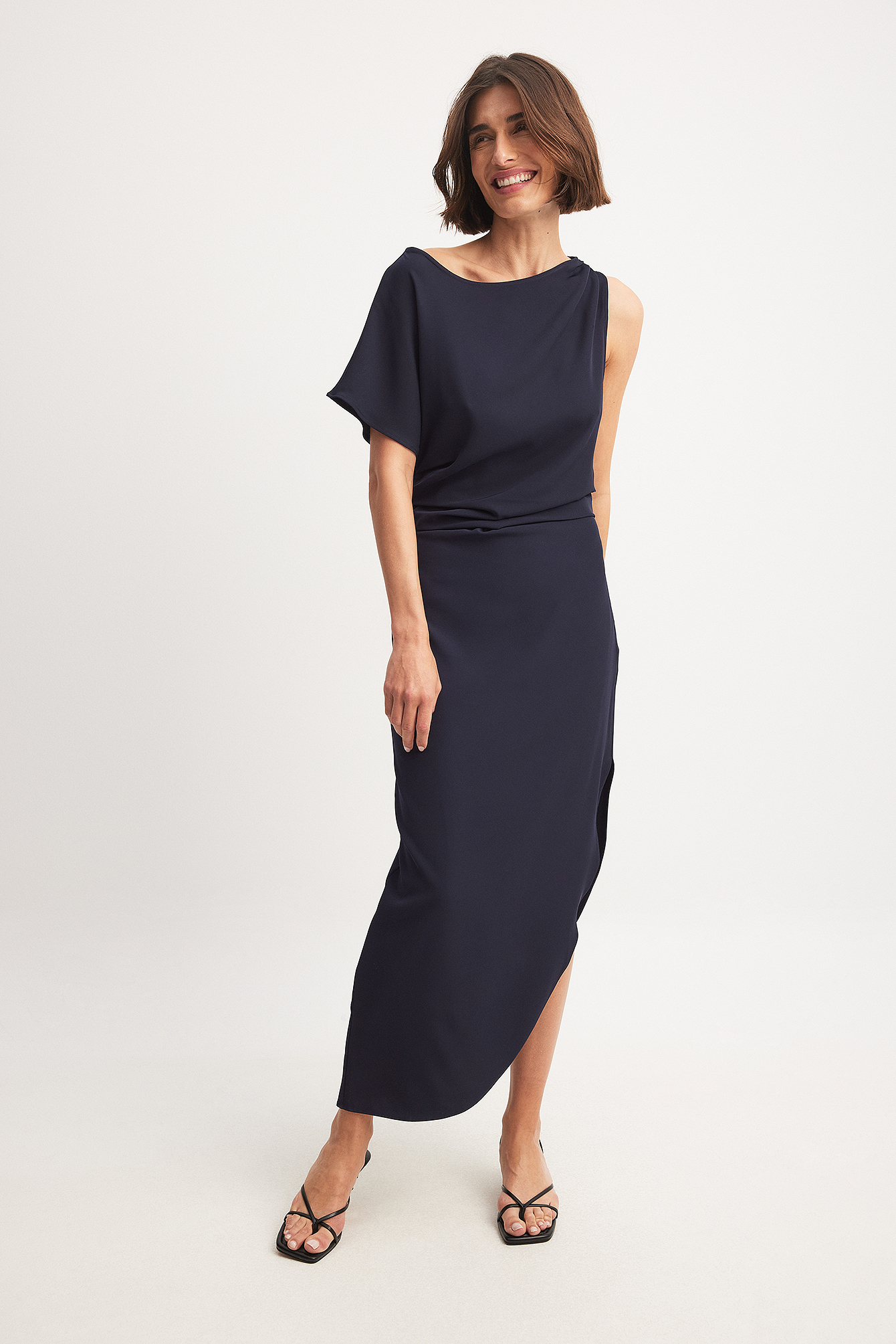 The Hanna Schönberg Edit Robe asymétrique tissée à une manche avec détail drapé - Robes de Printemps - Bleu Marine - EU 34 - NA-KD / NAKD