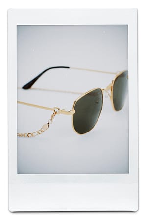 Gold Okulary przeciwsłoneczne z metalowymi oprawkami i łańcuszkiem