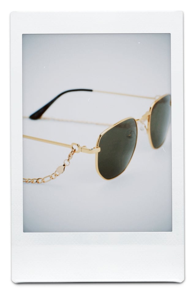 Gold recycelte Metall-Sonnenbrille mit Kettendetail
