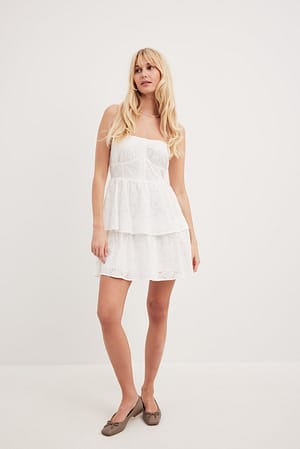 White Anglaisestickad bandeau-miniklänning med volang