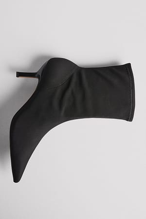 Black Stiefel mit Knöchelsocken