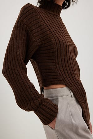 Dark Brown Asymetryczny karbowany sweter z dzianiny