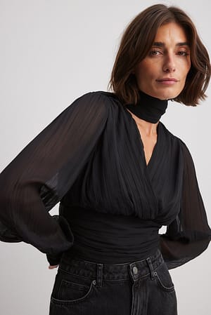 Black Blusa de mangas abullonadas con detalles plisados