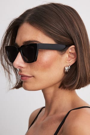 Black Kvadratiske solbriller i genanvendt materiale