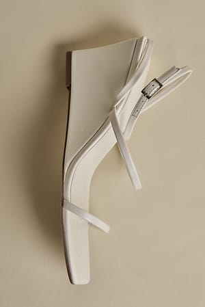 Offwhite Enkle sandaler med stropper og kilehæl