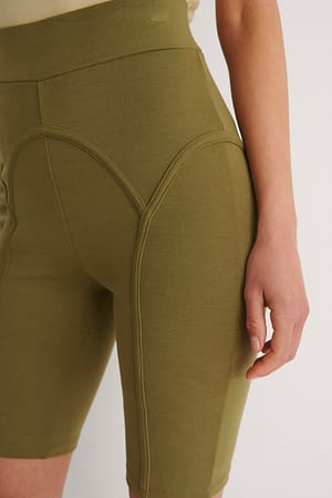 Olive Biker-Shorts mit Nahtdetails