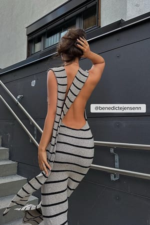 Stripe Dzianinowa sukienka maxi z szalikiem