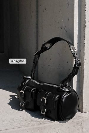 Black Baguette-Tasche mit Taschen-Detail