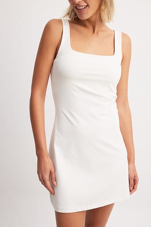 Offwhite Minikjole med tætsiddende pasform og firkantet halsudskæring