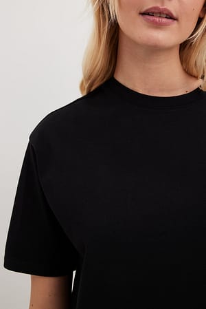 Black T-shirt em malha pesada de corte quadrado