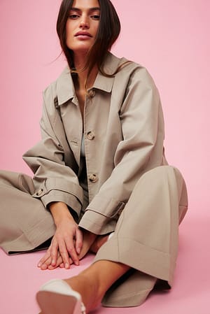 Beige Trench court coupe carrée