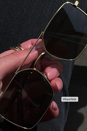 Black/Gold Solbriller i genanvendt materiale med bredt trådstel