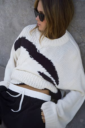 Cream Luźny sweter o splocie warkoczowym ze wzorem
