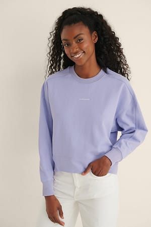 Purple Pullover mit Micro-Branding