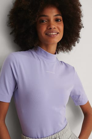 Purple Camiseta elástica de cuello perkins con micro branding