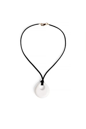 White Halskette mit rundem Steinanhänger