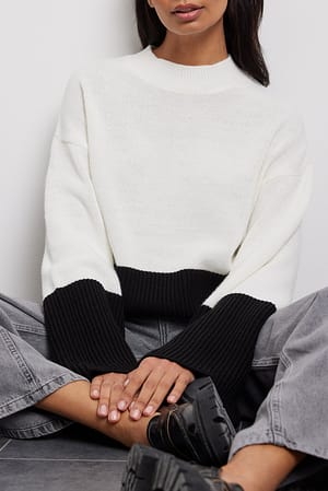 Black/White Strikket sweater med farveblokke og slidsdetalje