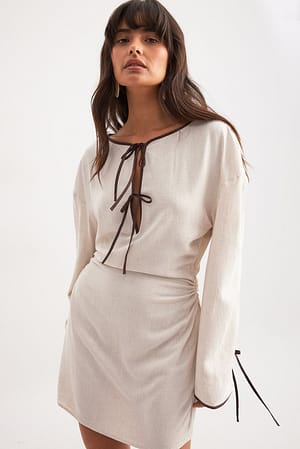 Beige Mini-jurk met lange mouwen en contrasterend detail