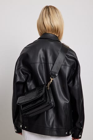 Black Crocmönstrad crossbodyväska med fack