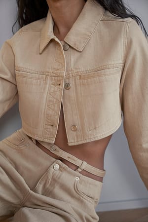 Beige Recyklingowana krótka dżinsowa kurtka o fasonie pudełkowym