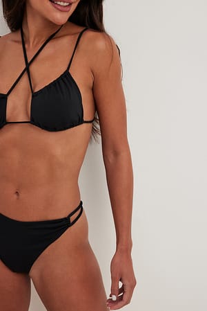 Black Bikinitrosor med hög midja och kryssdetalj