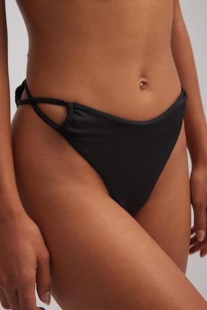 Black Bikini-Höschen mit hoher Taille und gekreuzten Detail