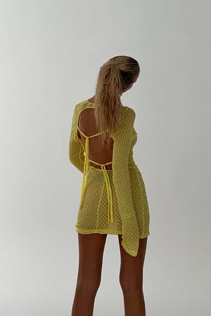 Yellow Minikjole med detaljer på ryggen