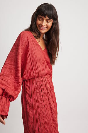 Red Drapowana teksturowana sukienka midi