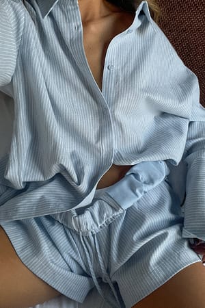 Blue Stripe Shorts i linblandning med snörningsdetalj