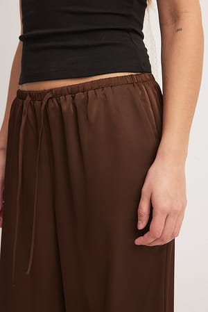 Brown Satynowe spodnie z elastyczną talią i średnim stanem