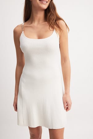 White Finstrikket kjole med gyllen spenne