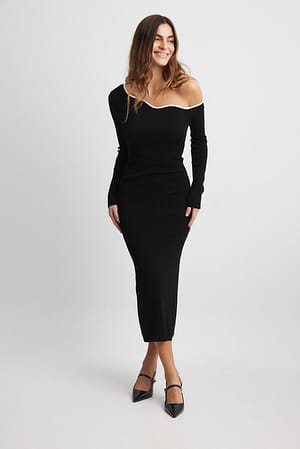 Black Fijngebreide midi-jurk met golvende schouders