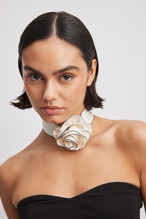 White Collar de flores