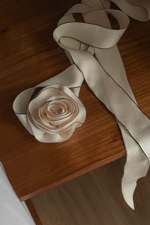 White Collar de flores